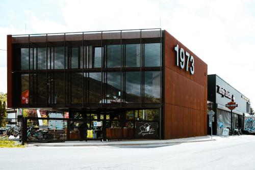 un magasin devant un bâtiment en verre dans l'établissement SINATRA CIGAR HOUSE, à Banská Bystrica