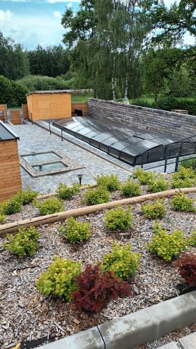 een tuin met een bos van bloemen en planten bij Pohoda Na Hůrce in Horní Planá