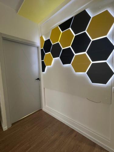 a honeycomb wall in a room with a door at New stail centru in Bălţi