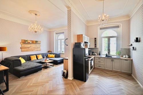 cocina y sala de estar con nevera negra en Apartment Nicol, en Karlovy Vary