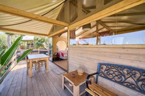 Balkon atau teras di Tenda Glamping vicino al mare