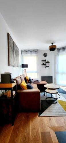 un soggiorno con divano e tavolo di New & serene 1-bedroom apart near #LaDéfenseParis #Parking&Fibre a Suresnes