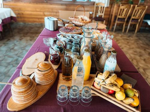 普雷德沃尔Hotel Oskar Zaplata的餐桌上摆放着食物和饮料