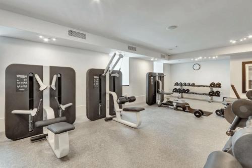 - une salle de sport avec plusieurs tapis de course et vélos d'exercice dans l'établissement Brickell Condogreat-location-aka Hotel Amenities, à Miami