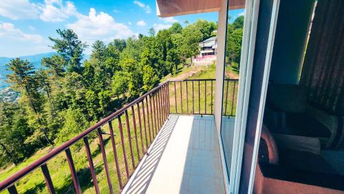 Aqua Apartment Murree tesisinde bir balkon veya teras