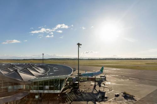 un avión está estacionado en un aeropuerto en Moxy Lyon Airport, en Saint-Exupéry