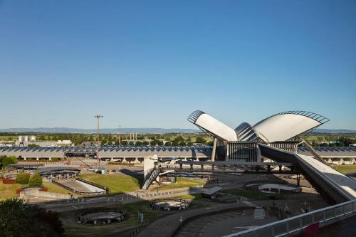 vistas a un edificio con estación de tren en Moxy Lyon Airport, en Saint-Exupéry