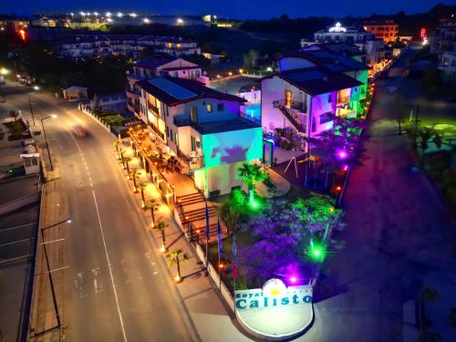 une ville éclairée la nuit avec des lumières de rue dans l'établissement Royal Calisto Hotel, à Sozopol