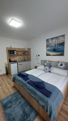 Cama ou camas em um quarto em Riverside Apartmanház Gyula