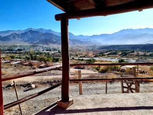 Uma vista da montanha tirada do chalé alpino 