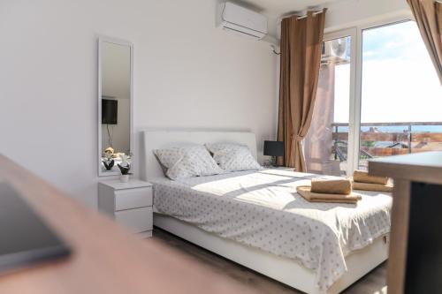 Una cama o camas en una habitación de Apartmani ZAT