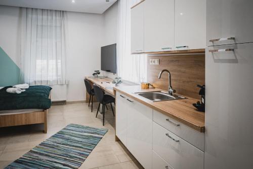 A kitchen or kitchenette at Gál Apartman Szeged -Keco-