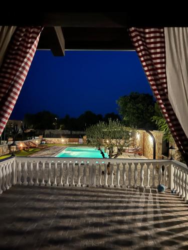 - une vue sur la piscine la nuit dans l'établissement Holiday home Iva with pool, à Sukošan