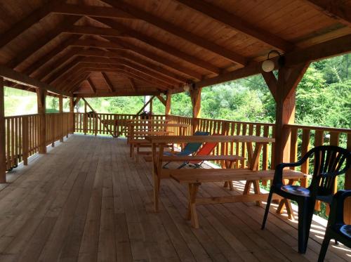 een houten terras met banken en een tafel erop bij Willa Limba in Krościenko