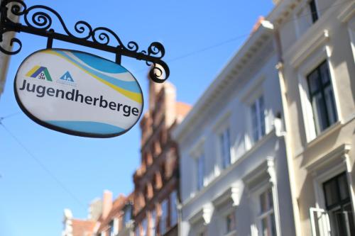 Jugendherberge Lübeck Altstadt في لوبيك: علامة معلقة من علامة الشارع الحديد المطاوع