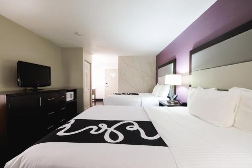 Cama ou camas em um quarto em La Quinta Inn & Suites by Wyndham Fort Collins, Colorado