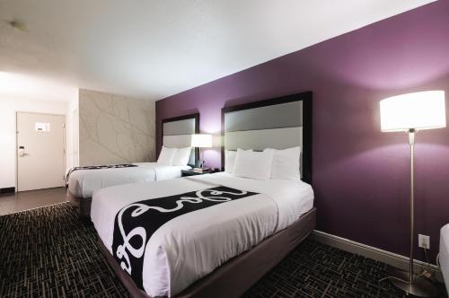 Cama ou camas em um quarto em La Quinta Inn & Suites by Wyndham Fort Collins, Colorado