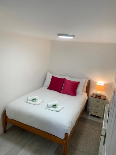 Tempat tidur dalam kamar di Tidy and spacious on the Door step of Ramsbottom Town center