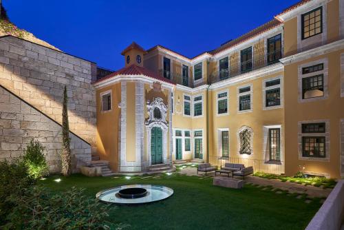 un gran edificio con césped delante en PortoBay Flores, en Oporto