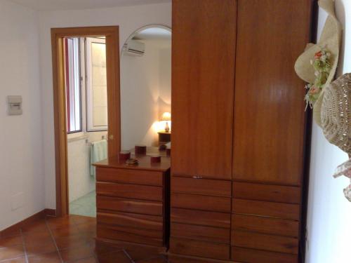 een grote houten kast met een dressoir in een kamer bij Casa Sirina in Terracina