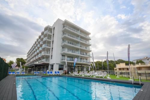 A piscina localizada em Albatros Family ou nos arredores