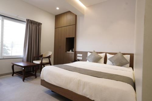 Cama ou camas em um quarto em A Square Executive Hotel