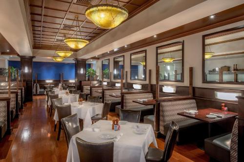 Restaurant o un lloc per menjar a DoubleTree by Hilton Hotel and Conference Center Chicago North Shore