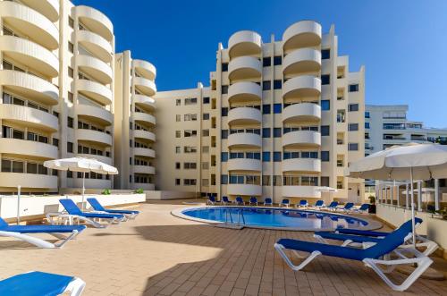 Baseinas apgyvendinimo įstaigoje TURIM Algarve Mor Apartamentos Turísticos arba netoliese