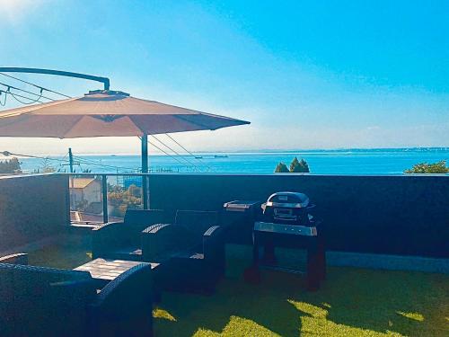 une terrasse avec un parasol, une table et des chaises dans l'établissement Keshiki 淡路島, à Awaji