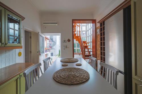 - une salle à manger avec une table et deux assiettes dans l'établissement Stenaki - Apartments in Aegina Town, à Égine