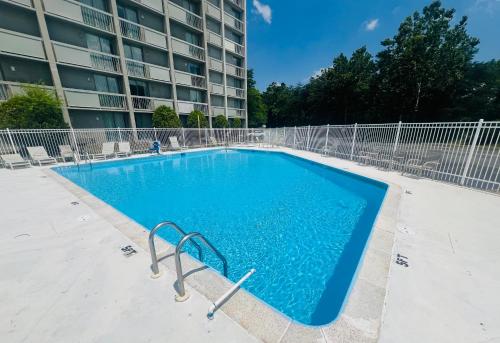 a large swimming pool in front of a building at Clarion Hotel BWI Airport Arundel Mills in Hanover