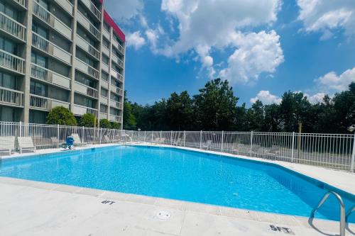 a swimming pool in front of a building at Clarion Hotel BWI Airport Arundel Mills in Hanover