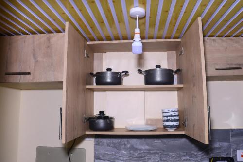 una cucina con pentole e padelle sugli scaffali di CK Homes a Voi