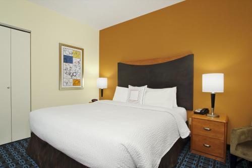 Fairfield Inn & Suites Fresno Clovis में एक कमरे में एक या कई बेड