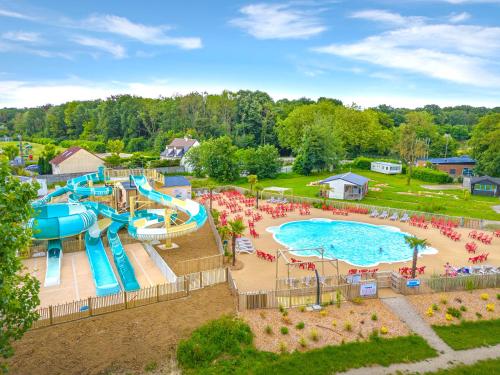 The swimming pool at or close to Camping Le Parc de Paris