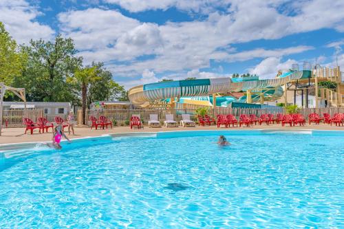 The swimming pool at or close to Camping Le Parc de Paris