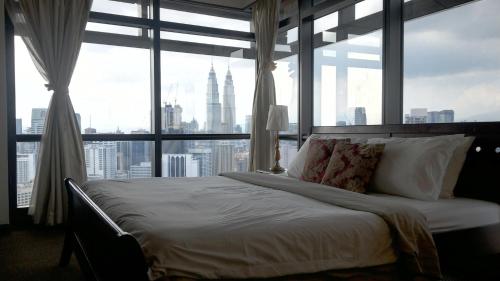 Katil atau katil-katil dalam bilik di 1 Imbi Suites Times Square Bukit Bintang KL