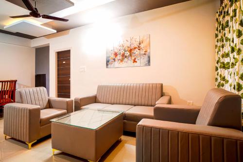 soggiorno con divani e tavolino da caffè di Elite Enclave - Mysore - 2BHK Luxury Serviced Apartments a Mysore