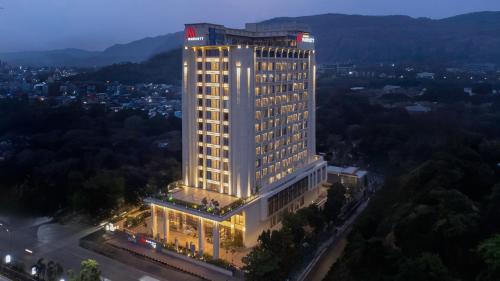 un edificio alto con luci sopra di Navi Mumbai Marriott a Navi Mumbai