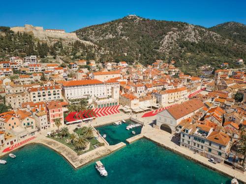 una vista aérea de una ciudad con puerto en Apartment Mama Marija, en Hvar