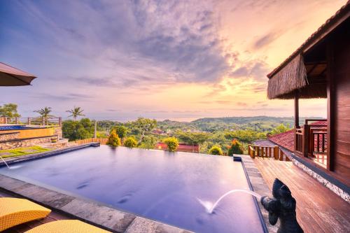 uma piscina em cima de uma casa em Sebuluh Sunset Hill em Nusa Penida