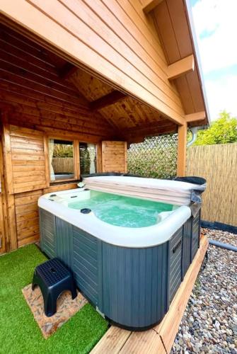 Снимка в галерията на Cozy chalet with garden and jacuzzi near Amsterdam в Vijfhuizen