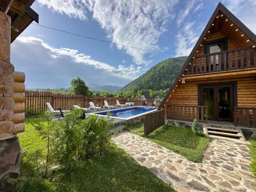 Cabaña de madera con piscina y casa en Eco House Borjomi, en Borjomi