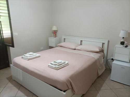 Una cama o camas en una habitación de Tenuta Vitale - Azienda agricola multifunzionale