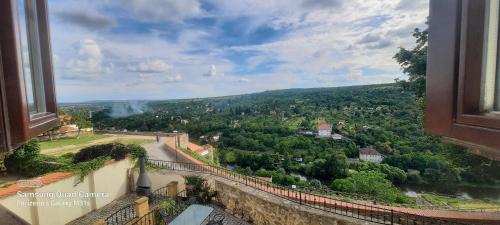 widok z okna miasta i rzeki w obiekcie Apartments 4 in the historic part of Znojmo w Znojmie