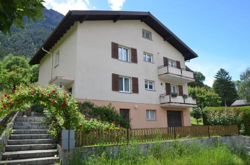 una casa con un arco delante de ella en Grosse, schöne Wohnung im Grünen, en Brig