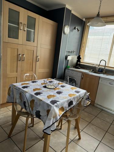 une cuisine avec une table et un chiffon de table. dans l'établissement Appartement T4, à Corte