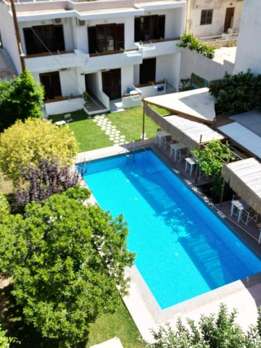 - une vue sur la piscine en face d'un bâtiment dans l'établissement Tree of Life Art Hotel, à Agia Marina