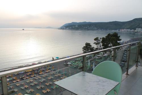 einen Balkon mit Blick auf einen Wasserkörper in der Unterkunft Roxhensi in Shëngjin