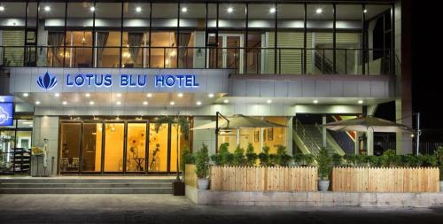 um edifício com um sinal azul na frente dele em Lotus Blu Hotel em Legazpi